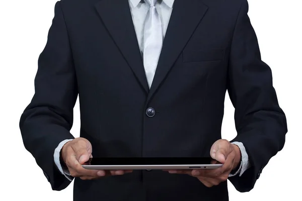 Технології та бізнес-концепція. Бізнесмен тримає цифровий планшет ізольований на білому тлі з відсічним контуром. Молодий дорослий працює на цифровому планшеті . — стокове фото
