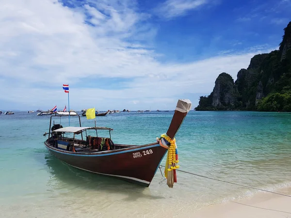 Longtale thai taxi csónak a fehér homokos tengeri strand és a kék ég a PP Island, Phuket, Thaiföld. gyönyörű tengerpart, nyári koncepció. Phuket a legnépszerűbb turisztikai attrakció Thaiföldön. — Stock Fotó