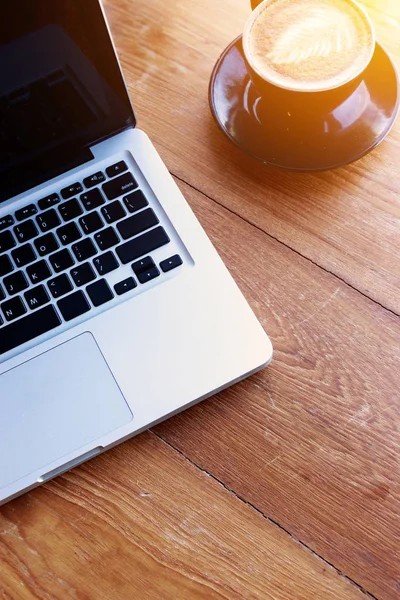 Arbeitsraumkonzept. Laptop, Blick von oben auf den Arbeitsplatz mit Laptop auf Holztisch mit Kaffeetasse mit Kopierraum für Ihren Text — Stockfoto