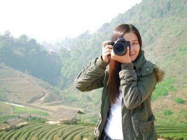 Asyalı turist kadın backpacker dağ doğa görünümünde fotoğraf çekerek, Chiang Mai , Tatil tatil Tayland. arka planda çay ekimi