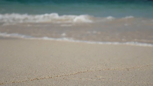 Onda suave do mar azul, água clara na praia de areia branca com área de espaço de cópia. verão mar praia de areia para férias fundo papel de parede — Fotografia de Stock