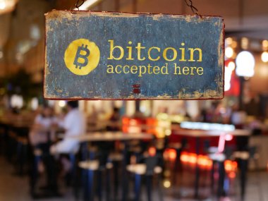 imza bitcoin burada restoran kapısının önünde asılı kabul etti. bitcoin , elektronik para kavramı