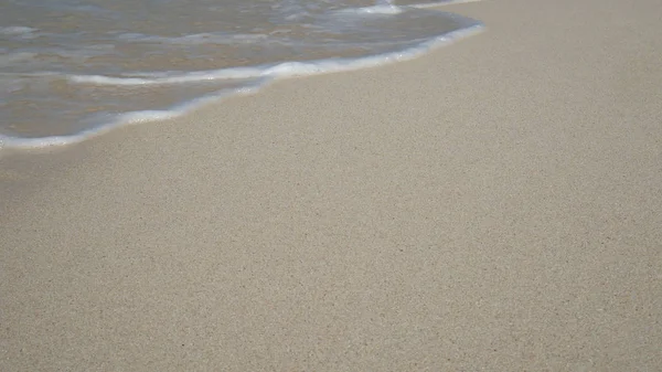 Onda suave de oceano azul na praia de areia branca. fundo de verão . — Fotografia de Stock