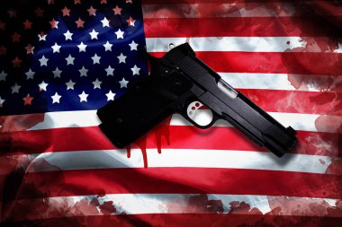 Amerikan bayrağında kan lekesi olan bir tabanca. Amerika kavramı reform silah kontrolü