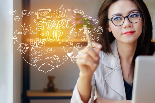 Porträt einer entspannten jungen Asiatin im Büro mit Startup-Businessplan im Vordergrund — Stockfoto
