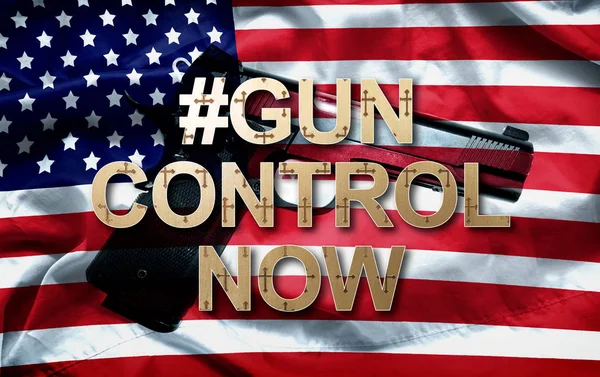 Хештег контроля оружия теперь слоган и пистолет на фоне американского флага — стоковое фото