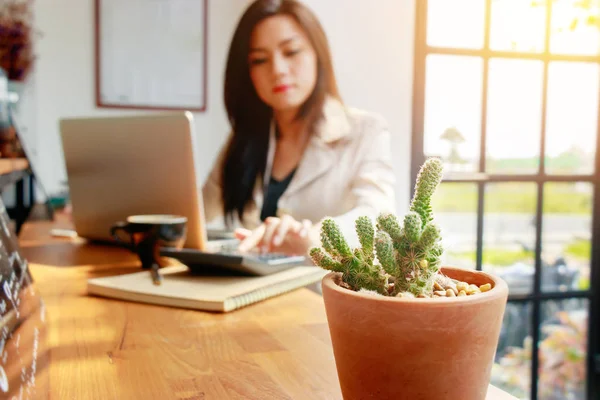 Mujer de negocios asiática que utiliza la calculadora para la contabilidad y el análisis de la inversión en frente de la computadora portátil en el espacio de trabajo de la oficina. concepto bancario, de ahorro, contable, financiero y económico . —  Fotos de Stock