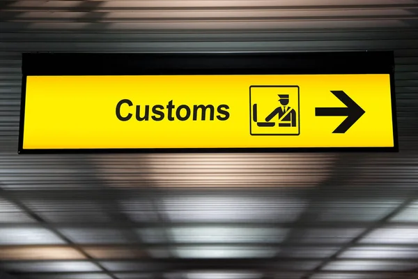 Aduanas del aeropuerto declaran signo con icono y flecha colgando del techo del aeropuerto en la terminal internacional. declaración de aduana para concepto de importación y exportación — Foto de Stock