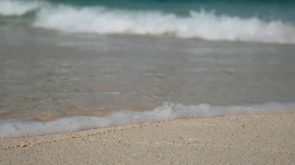 Verão praia e mar férias férias fundo papel de parede. praia de areia branca e água clara com onda bolha branca — Fotografia de Stock