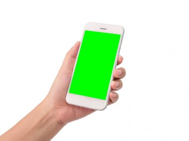 Beyaz arka planda, kırpma yolu ile izole edilmiş, boş yeşil ekranlı, modern bir cep telefonuyla el ele tutuşan kadın. Kendi mesajınızı koymak için boş yeşil ekran