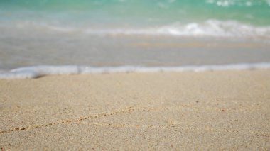 kumlu beyaz plajda mavi okyanus yumuşak dalga. yaz arka plan.