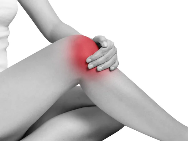 Donna che soffre di dolore al ginocchio, dolori articolari. mono tono evidenziare al ginocchio isolato su sfondo bianco. assistenza sanitaria e concetto medico — Foto Stock
