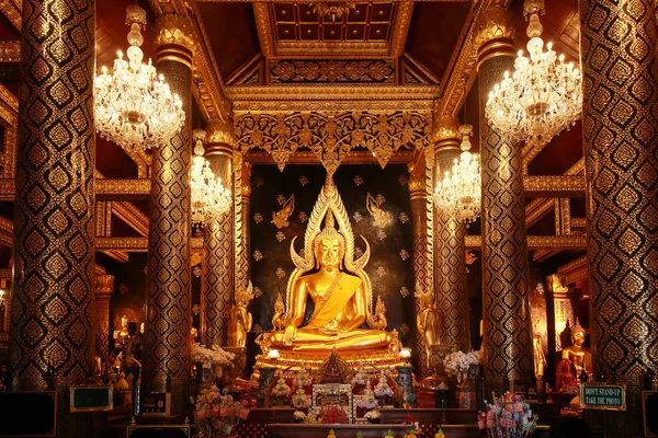 ワット・プラ・シ・ラッタナ・マハト寺院の美しい大きな金色の仏像名プラ・プッタ・チンナラット。穏やかで平和な仏像が照らされた。仏教の宗教概念 — ストック写真