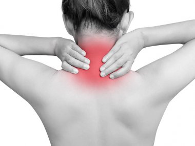 Boyun ağrısı çeken Asyalı kadın. beyaz arka plan üzerinde izole boyun kırmızı renk ile mono sesi vurgulamak. sağlık ve tıbbi kavram