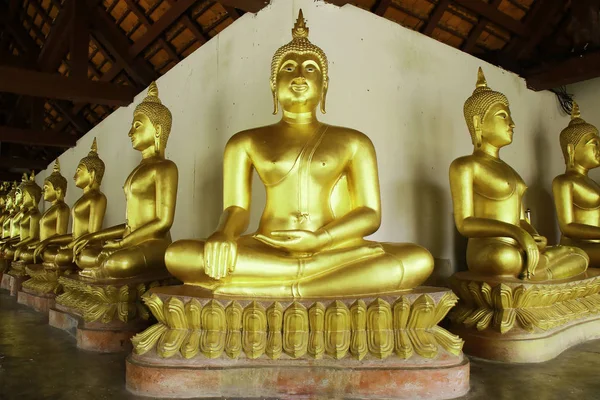 タイ仏寺教会の古代黄金仏 — ストック写真