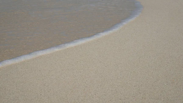 Onda suave com bolha de oceano azul na areia branca na praia tropical na temporada de verão. fundo de praia simples para férias de verão — Fotografia de Stock