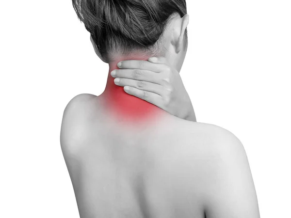 Женщина, страдающая от боли в шее с помощью массажа рук болезненная шея и затылок. однотонный цвет с красным выделением на шее, мышцы шеи изолированы на белом фоне. здравоохранение, медицинская концепция. студия — стоковое фото