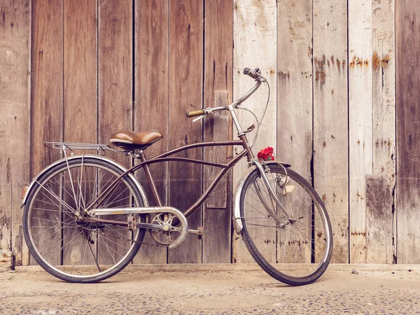 Cyclistes style de vie extérieur. Vélo rétro vintage classique contre le vieux mur de fissure en bois à la maison dans la campagne asiatique. Vieux vélo fond de style vintage — Photo