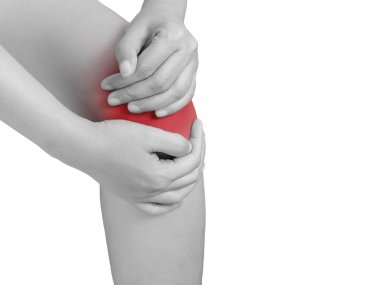 Diz ağrısı çeken bir kadın, eklem ağrıları. Beyaz arka planda dizdeki tekli ton vurgusu. sağlık ve tıbbi konsept