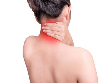 Boyun ağrısı çeken bir kadın el masajı yaparak boyun ve boyun ağrısı çekiyor. Boynunda kırmızı nokta etkisi, beyaz arka planda izole boyun kasları. Sağlık hizmeti, tıbbi konsept. Stüdyo çekimi