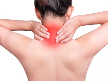 Boyun ağrısı çeken bir kadın el masajı yaparak boyun ve boyun ağrısı çekiyor. Boynunda kırmızı bir leke, beyaz arka planda izole boyun kasları. Sağlık hizmeti, tıbbi konsept. Stüdyo çekimi