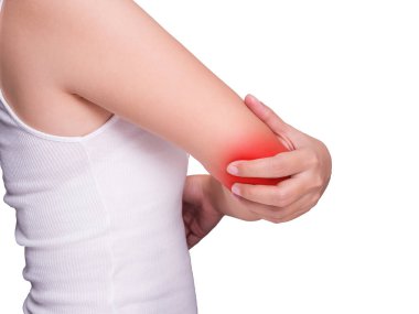 Dirsek ağrısından muzdarip bir kadın, boyayı değiştiriyor. Dirsekte kırmızı renkler, beyaz arka planda izole edilmiş yerleri değiştiriyor. sağlık ve tıbbi konsept