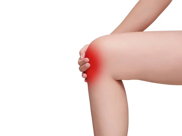 Mujer que sufre de dolor de rodilla, dolores articulares. resalte de color rojo en la rodilla aislado sobre fondo blanco. atención médica y concepto médico — Foto de Stock