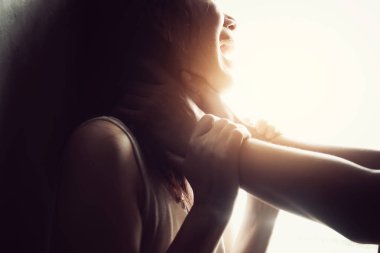 Bir adam elini kadının boynunu boğmak için kullanır. Koca karısına saldırmak için güç kullanır. kadına yönelik aile içi şiddeti durdurma kampanyası.