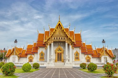 Mermer Tapınağı, Wat Benchamabophit Dusitvanaram Bangkok Tayland arka planda mavi gökyüzü ile