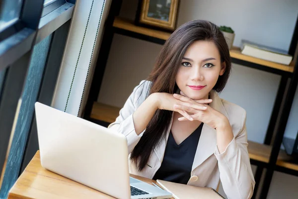 Retrato de mujer de negocios asiática hermosa y confiada en edad de trabajar utilizando la tecnología de computadora portátil para administrar el trabajo, mirar a la cámara. mujer de negocios, concepto de poder chica —  Fotos de Stock