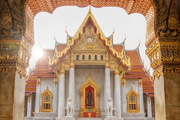 Marmortemplet eller Wat Benchamabophit Dusit Wanaram i morgon tid med sol strålen ovanpå kyrkan, berömd landmärke plats för turist sightseeing i Bangkok Thailand — Stockfoto