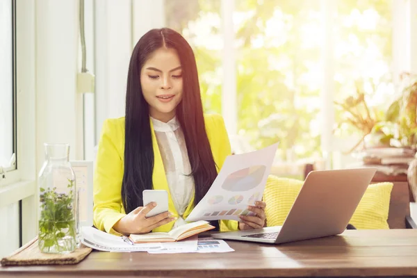 Portret van een mooie en zelfverzekerde Aziatische zakenvrouw in het werken met notebook laptop en boek Manage jobwork op Workplace. Gelukkig zakenvrouw concept — Stockfoto