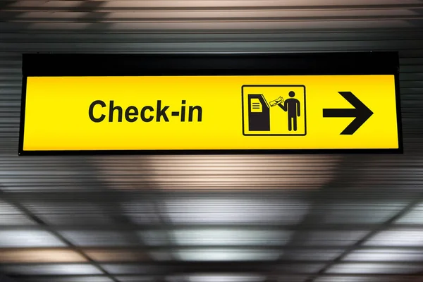 Auto check-in chiosco touch screen display interattivo segno in aeroporto — Foto Stock