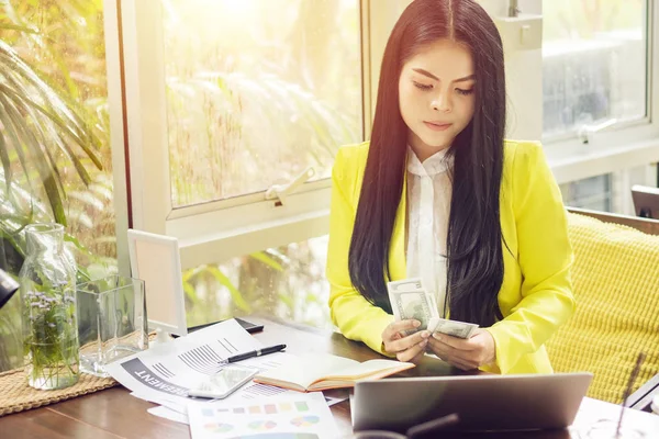 Portret van een mooie en zelfverzekerde Aziatische zakenvrouw in het werken met notebook laptop en boek Manage jobwork op Workplace. Gelukkig zakenvrouw concept — Stockfoto