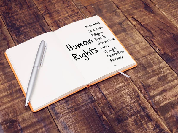 Koncepcji praw człowieka. Mapa umysłu praw człowieka z pisania ręcznego na książce notatki przy drewnianym stole — Zdjęcie stockowe