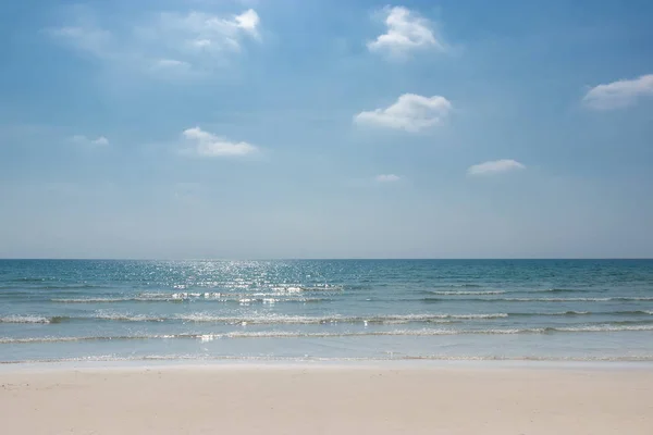 Paisagem de verão praia tropical. bela paisagem marinha com areia, mar e céu . — Fotografia de Stock