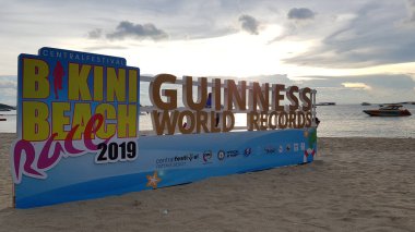 Pattaya, Tayland-Haziran 8, 2019: Pattaya Bikini Beach yarış işareti 2019 Guinness Dünya rekoru Pattaya kumsalında, Haziran 'da Tayland 8, 2019