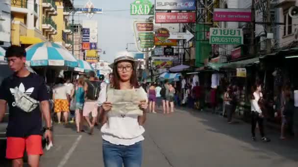 Бангкок Липня Timeise Зору Азіатських Туристів Картою Руці Стояти Наодинці — стокове відео