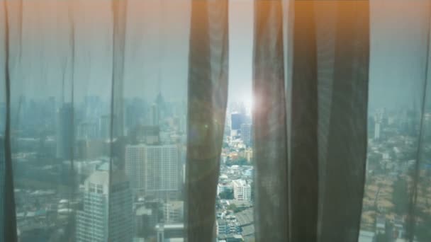 房间里的窗帘 晚上可以看到城市的景色 有美妙的镜头耀斑效果 — 图库视频影像