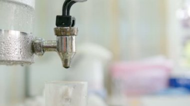 Saf taze su ile dolum camı, içme suyu. Sağlıklı yaşam tarzı 4k video görüntüleri.