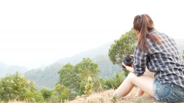 Jovem Turista Asiático Ativo Fotógrafo Viagem Com Uma Mochila Tirar — Vídeo de Stock