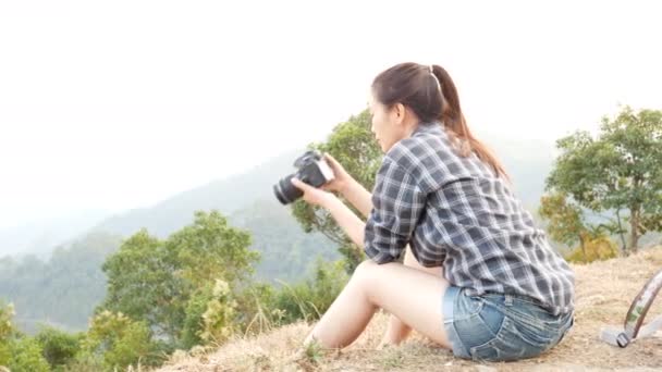Junge Aktive Asiatische Touristin Reisefotografin Mit Rucksack Die Mit Der — Stockvideo