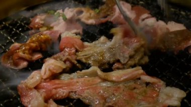 et Barbekü kavramı: soba kömür, yüksek çözünürlüklü üzerinde yangın ile çiğ sığır ızgara