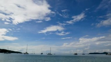 4k yaz saati atlamalı. Ao Yon plajda mavi gökyüzü bulutlu güneşli bir günde park birçok yat tekne ile deniz koyu manzara, Phuket , Tayland , Asya