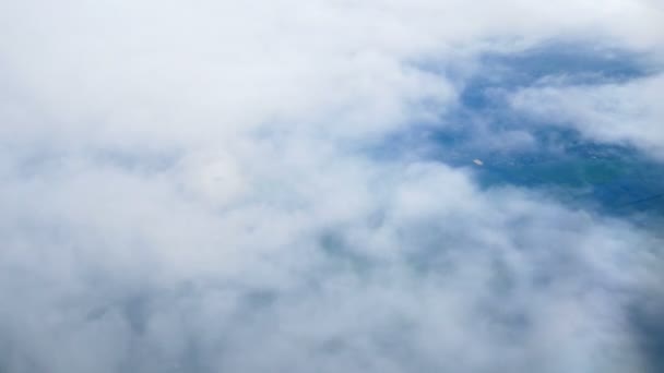 飛行機で移動します 飛行機の窓から見る雲空と田園地帯の上空を飛行 — ストック動画