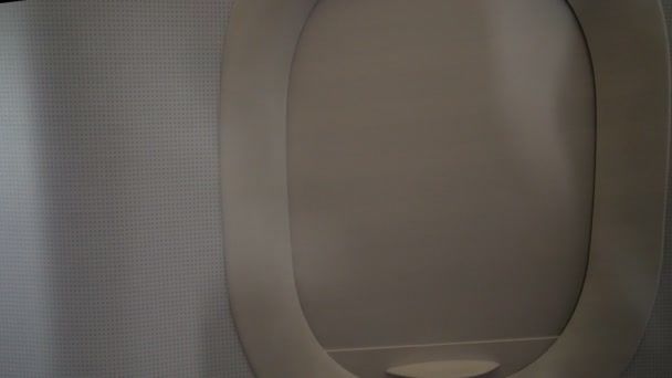 乘坐飞机旅行的年轻女性 女孩的手滑起来打开飞机窗口在空中旅行 飞机窗外多云的天空 乘坐飞机概念 — 图库视频影像