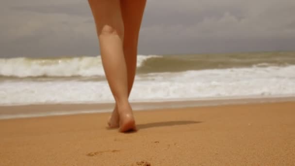 Piernas Pies Muchacha Asiática Caminando Descalza Playa Isla Arena Húmeda — Vídeos de Stock