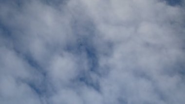 4k görüntü. duman bulutları ile soyut geçiş , sis , buhar mavi arka plan üzerinde izole