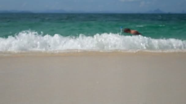 4K. touriste avec masque de plongée nager et plongée avec tuba trouver de beaux poissons et corail à la surface de l'eau non loin de la plage de Phuket, Thaïlande. plage tropicale avec activité pour la saison estivale en Asie 
