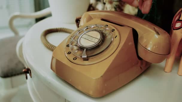 Människor Använder Finger Uppringning Retro Roterande Vintage Stil Telefon Film — Stockvideo